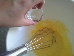 ajout de l'eau au mélange jaunes d'oeufs - sucres