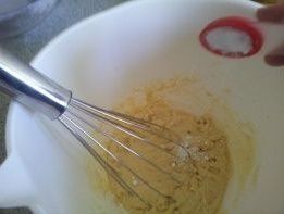 ajout de la levure au mélange jaunes-sucres-eau-farine